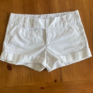 Woman’s Lilly Pulitzer white Barclays Shorts, Size 00